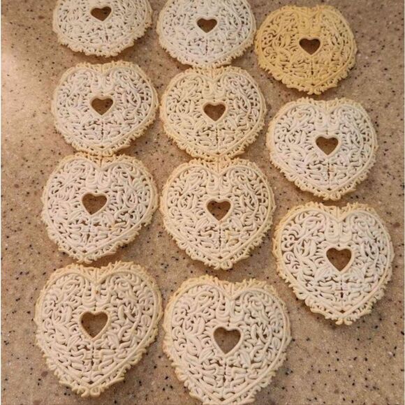 Wilton Curved Heart Filigree Cake Decorations VINTAGE - Picture 2 of 5